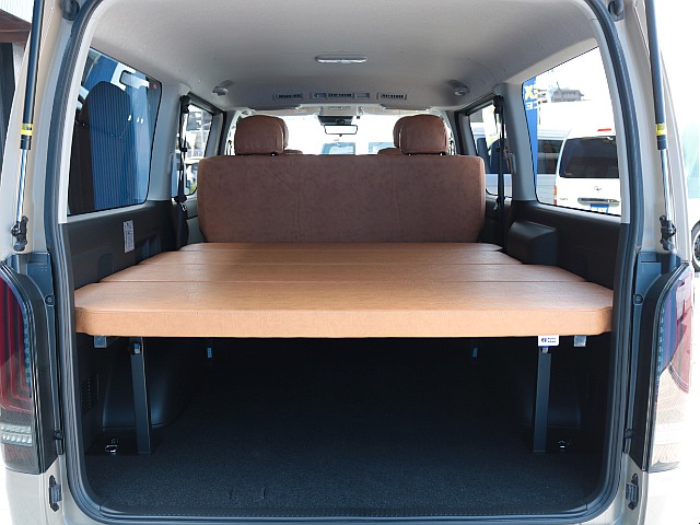 新品のＦＬＥＸベッドキット装着しました！ハイエースならではの広大なラゲッジスペースをご活用ください！