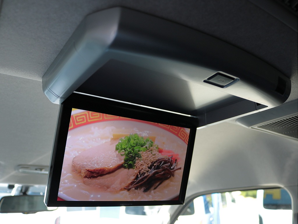 カロッツェリアフリップダウンモニター付き♪後席でも映像が楽しめます♪長時間のドライブもこれで退屈しませんね♪