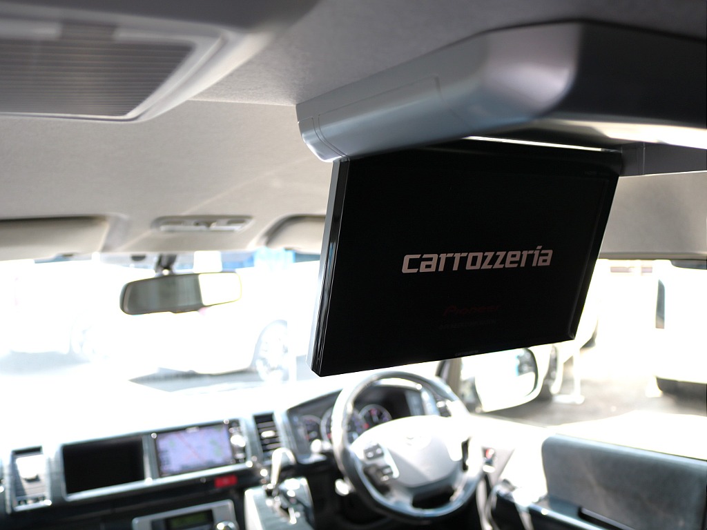 フリップダウンモニター付き♪後席でも映像が楽しめます♪長時間のドライブもこれで退屈しませんね♪