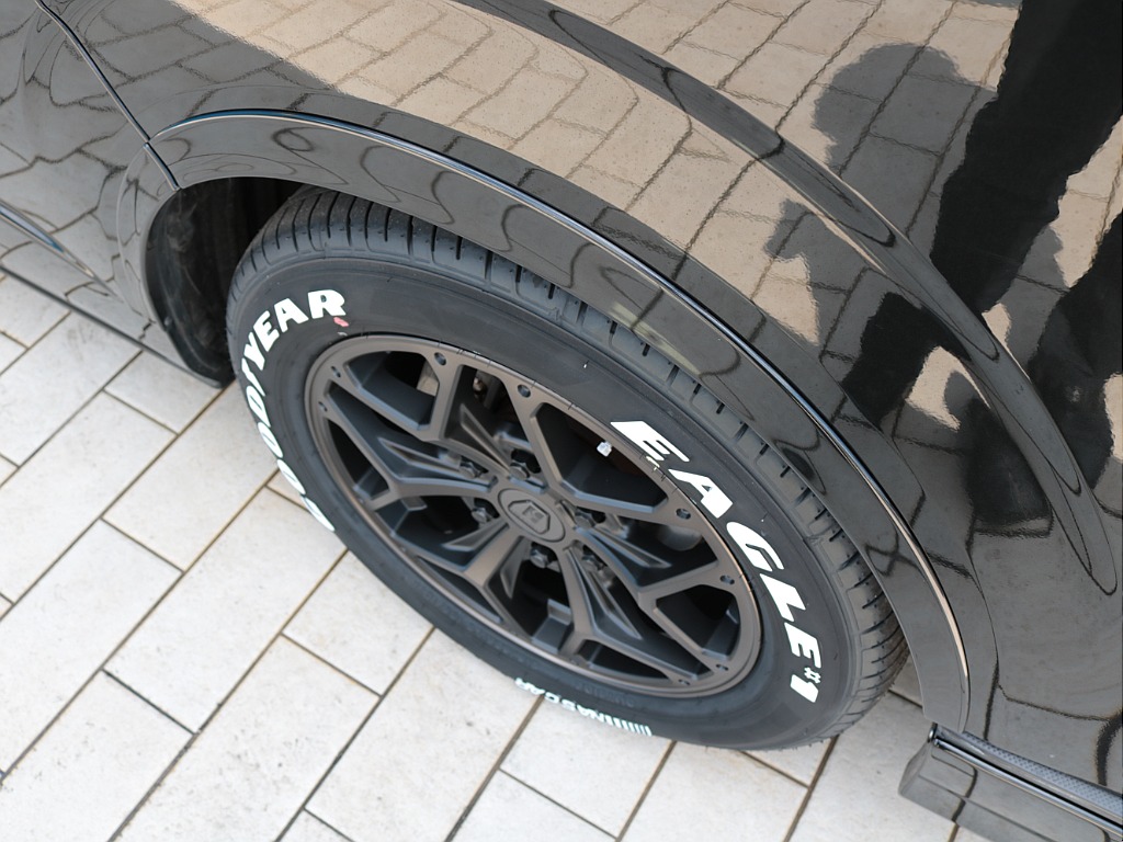 ダウンルックにも効果的なＦＬＥＸオーバーフェンダーでよりスタイリッシュに仕上がりに！