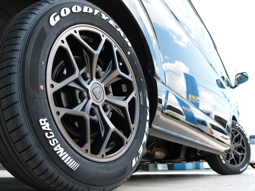 足元には新品のＦＬＥＸＨＥＸ１７インチアルミホイール＆グッドイヤーナスカータイヤを装着しました！！