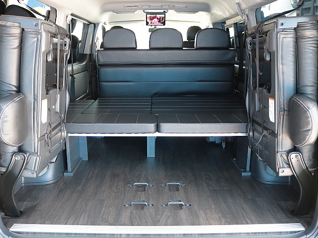 ４列目シートを跳ね上げるとラゲッジスペースとしてもお使い頂けます！