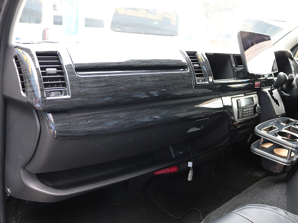 内外装カスタム済みの１台！