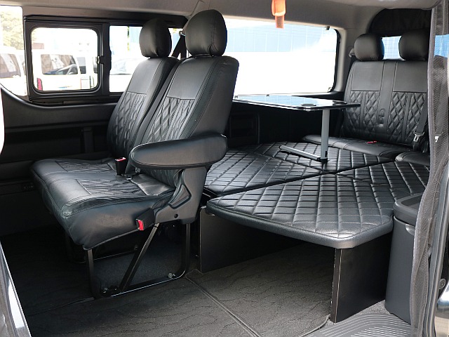 後席は着脱可能なベッドキット付き！テーブルも完備です♪