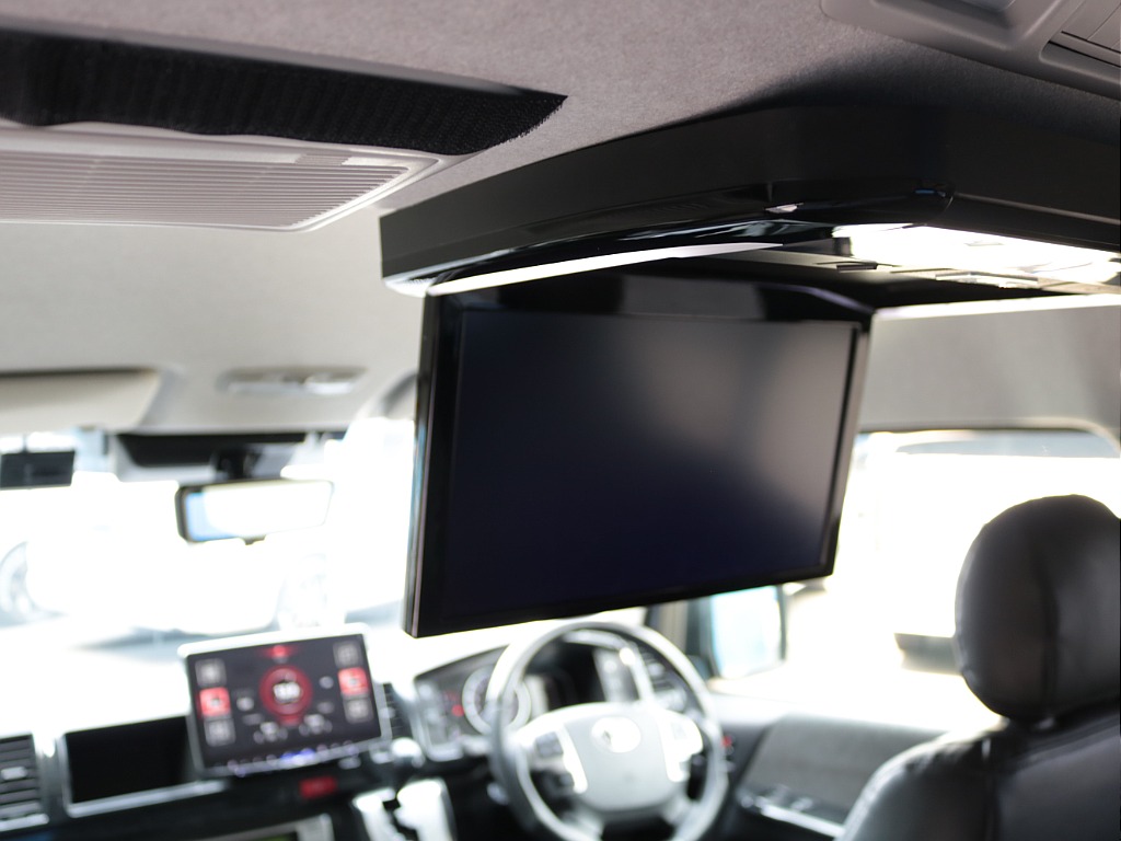 フリップダウンモニター付き♪後席でも映像が楽しめます♪長時間のドライブもこれで退屈しませんね♪