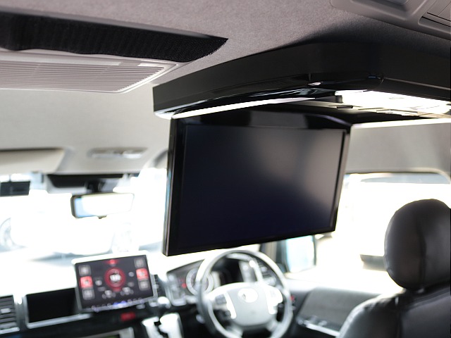 フリップダウンモニター付き♪後席でも映像が楽しめます♪長時間のドライブもこれで退屈しませんね♪