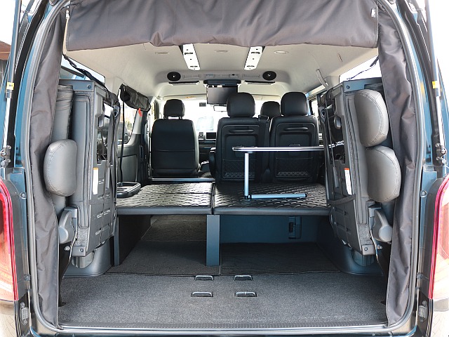 ４列目シートを跳ね上げるとラゲッジスペースとしてもお使い頂けます！