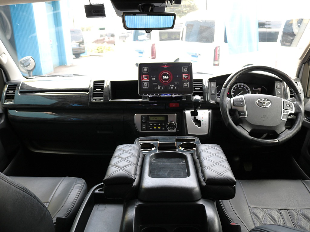 令和５年式　ハイエースワゴン　ＧＬ　１０人乗り　２７００ｃｃ　ガソリン　２ＷＤ　走行２６，５５０ｋｍ　内外装カスタム済みの１台