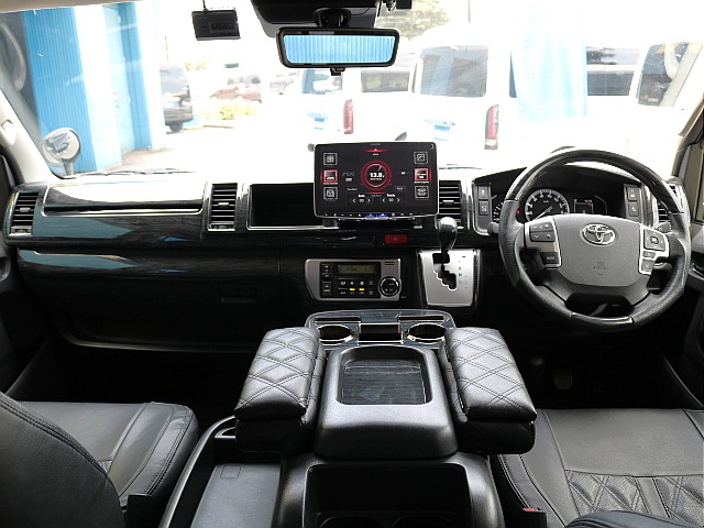 令和５年式　ハイエースワゴン　ＧＬ　１０人乗り　２７００ｃｃ　ガソリン　２ＷＤ　走行２６，５５０ｋｍ　内外装カスタム済みの１台