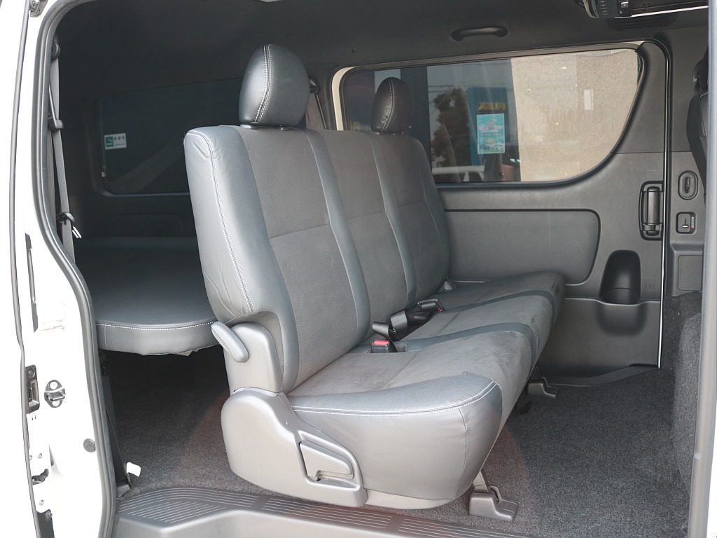 セカンドシートは２段階調整式スライド・リクライニングも可能です！