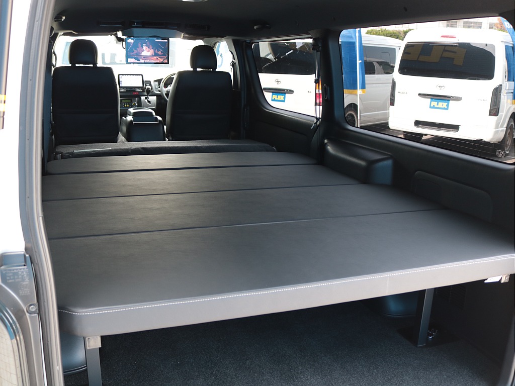 セカンドシートを倒すとベッドキットと同じ高さにもなり、さらに広大なベッドスペースが生まれます！