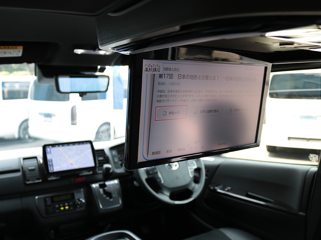 フリップダウンモニター付き♪後席でも映像が楽しめます♪長時間のドライブもこれで退屈しませんね♪