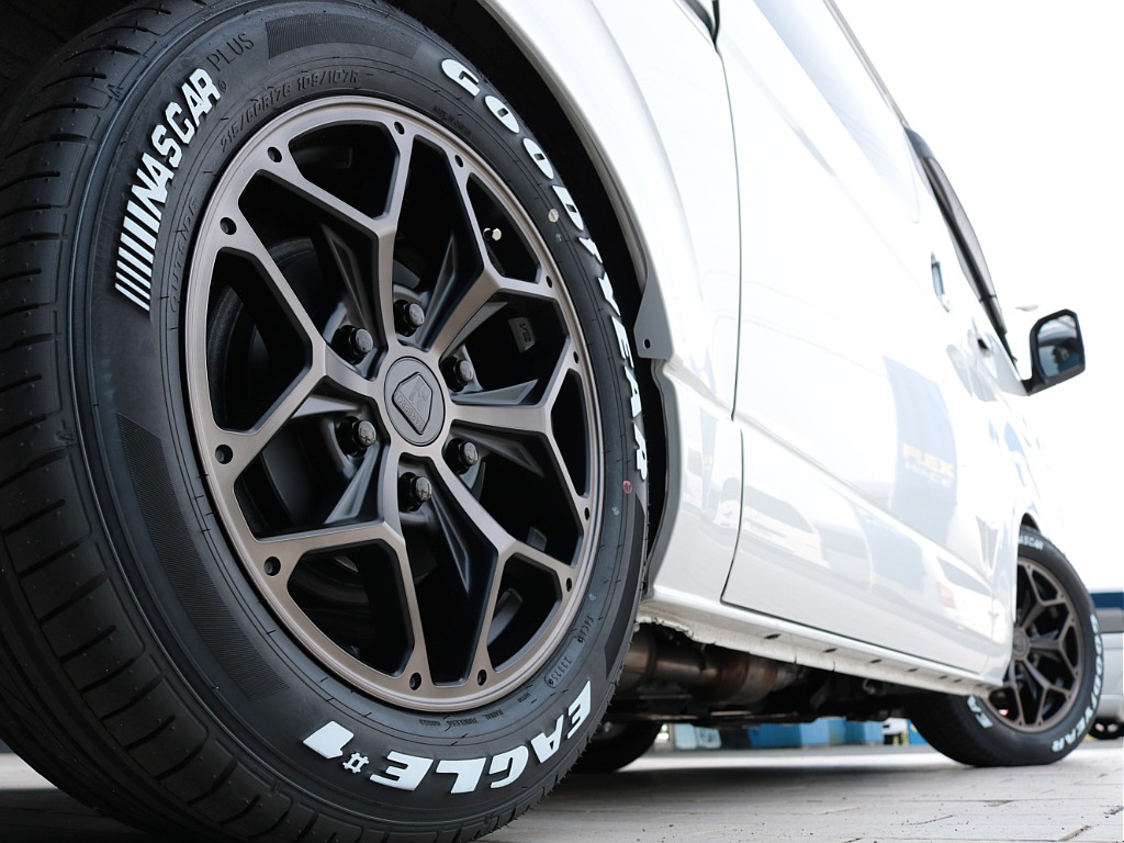 足元には新品のＦＬＥＸＨＥＸ１７インチアルミホイール＆グッドイヤーナスカータイヤを装着しました！！