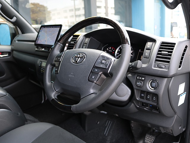 特別装備　マホガニー調黒木目コンビハンドル！各所黒木目マホガニー調加飾＆ダークシルバー加飾！両側パワースライドドア付きです！