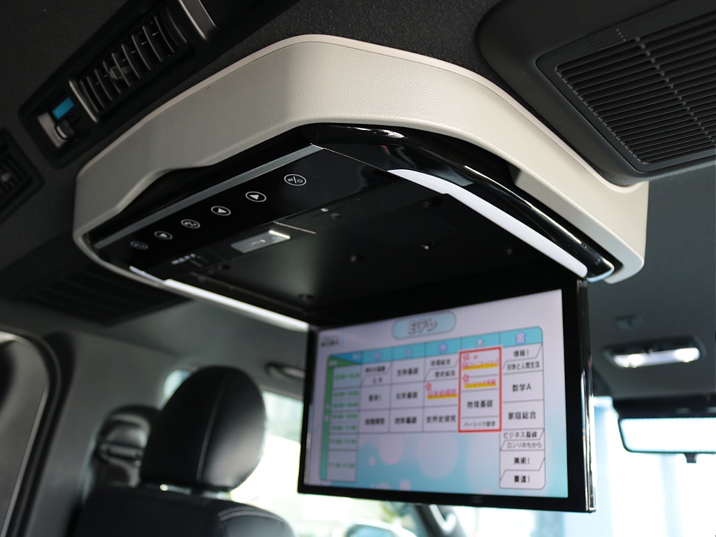 フリップダウンモニター付き♪後席でも映像が楽しめます♪長時間のドライブもこれで退屈しませんね♪