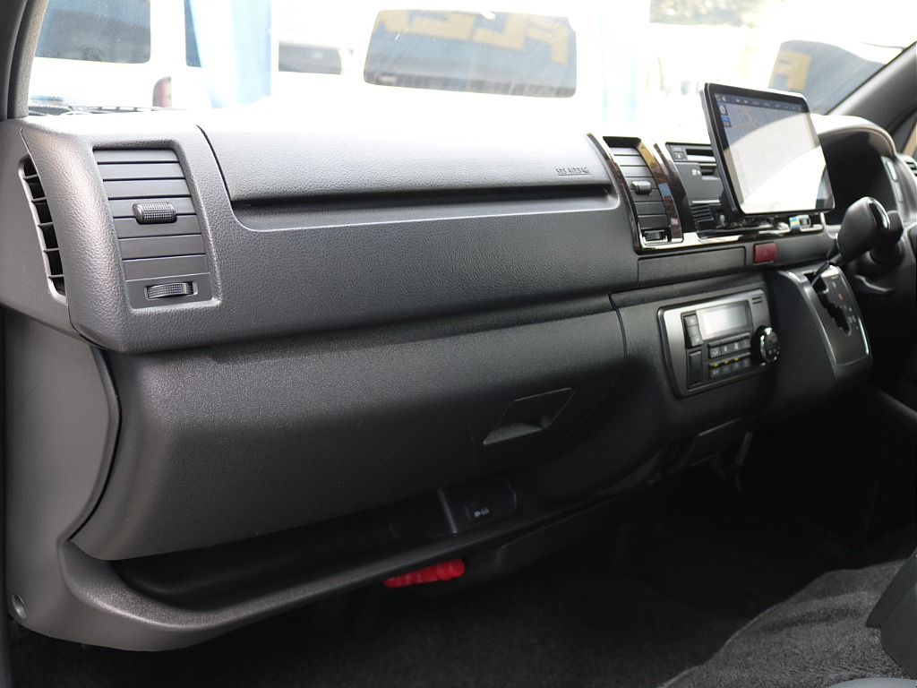 助手席エアバッグ・ＡＣ１００Ｖコンセントも完備しております！インパネ周りの程度も良好です♪