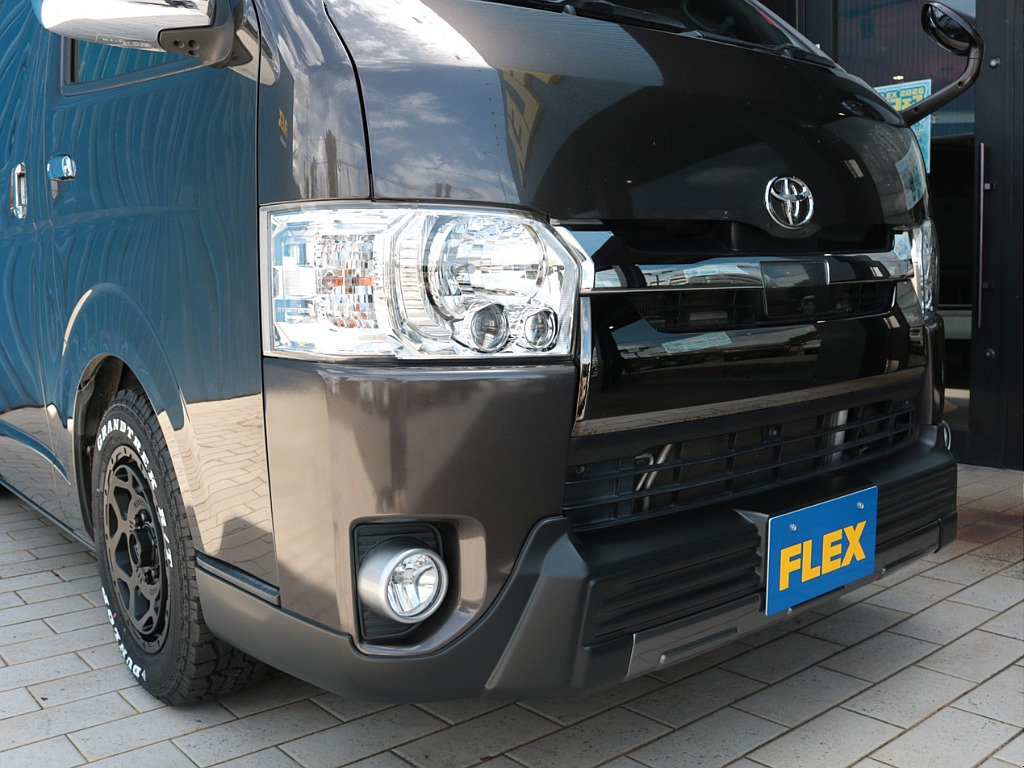 立体感のあるＦＬＥＸティーフォースフロントスポイラーとメタリックな輝きのフロントフォグランプでカッコいいフェイスに♪