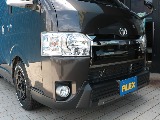 立体感のあるＦＬＥＸティーフォースフロントスポイラーとメタリックな輝きのフロントフォグランプでカッコいいフェイスに♪