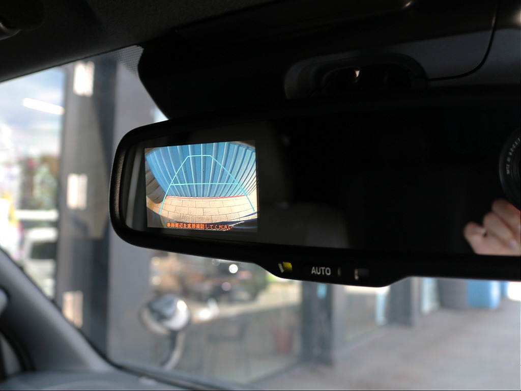 新車時オプションのバックカメラ内蔵自動防眩ミラー付き！