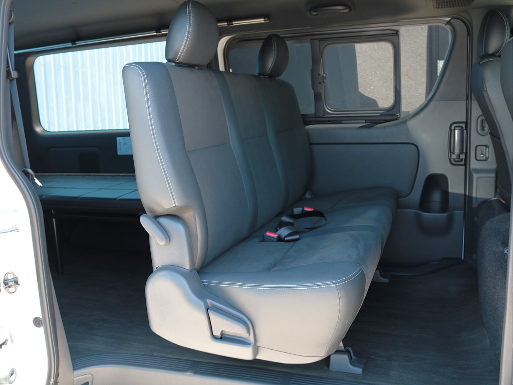 セカンドシートは２段階調整式スライド・リクライニングも可能です！