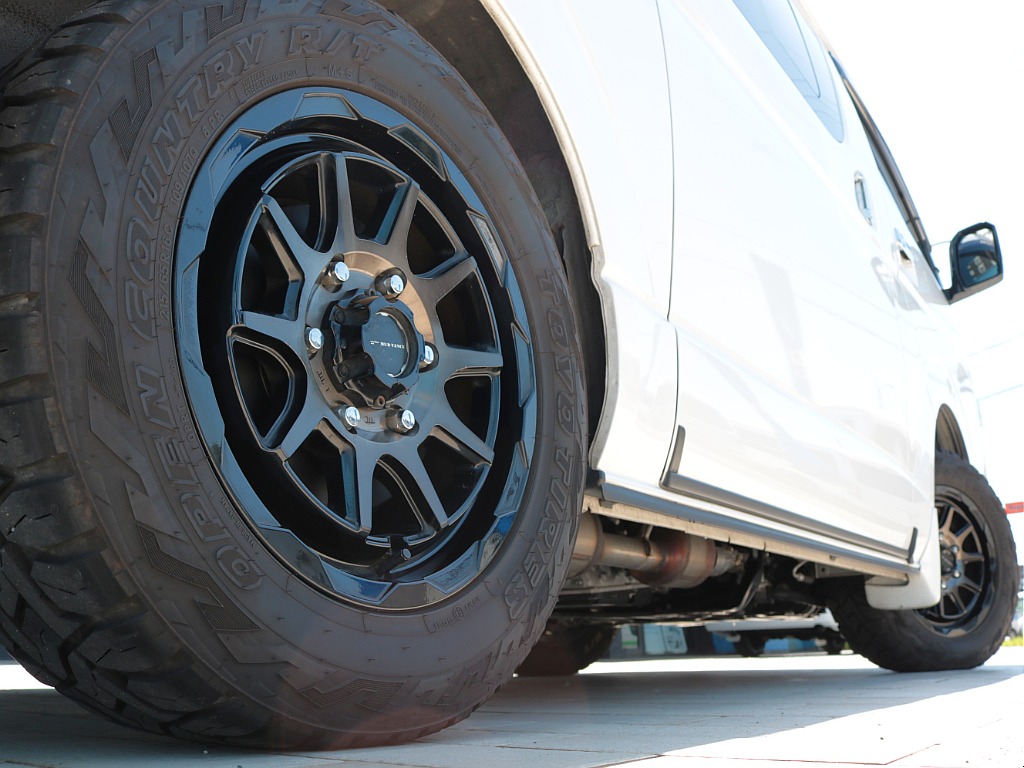 足元はマッドヴァンス１６インチアルミホイールとＴＯＹＯオープンカントリーＲＴタイヤの組み合わせ！