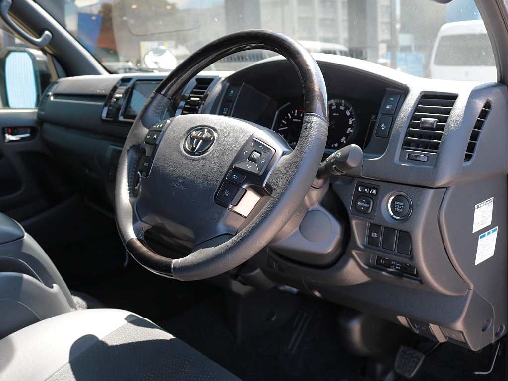 特別装備　マホガニー調黒木目コンビハンドル！各所黒木目マホガニー調加飾＆ダークシルバー加飾！両側パワースライドドア付きの１台です！