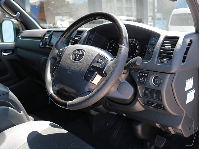 特別装備　マホガニー調黒木目コンビハンドル！各所黒木目マホガニー調加飾＆ダークシルバー加飾！両側パワースライドドア付きの１台です！