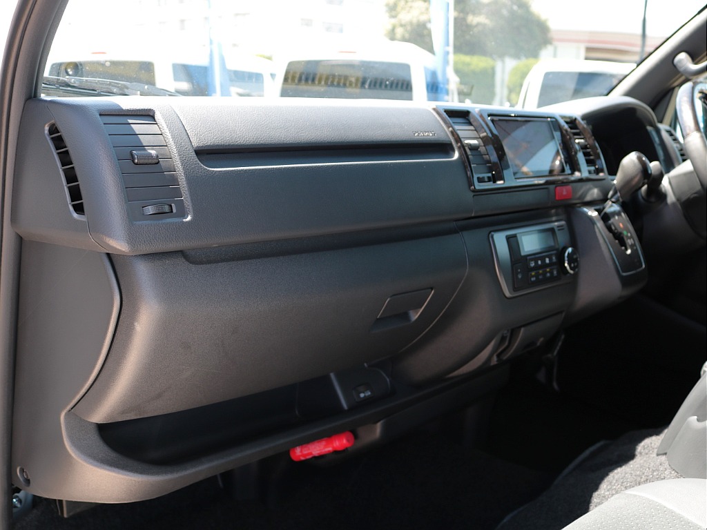 フルセグＳＤナビ・ＥＴＣも完備！助手席エアバッグや１００Ｖ電源コンセントも完備しております！