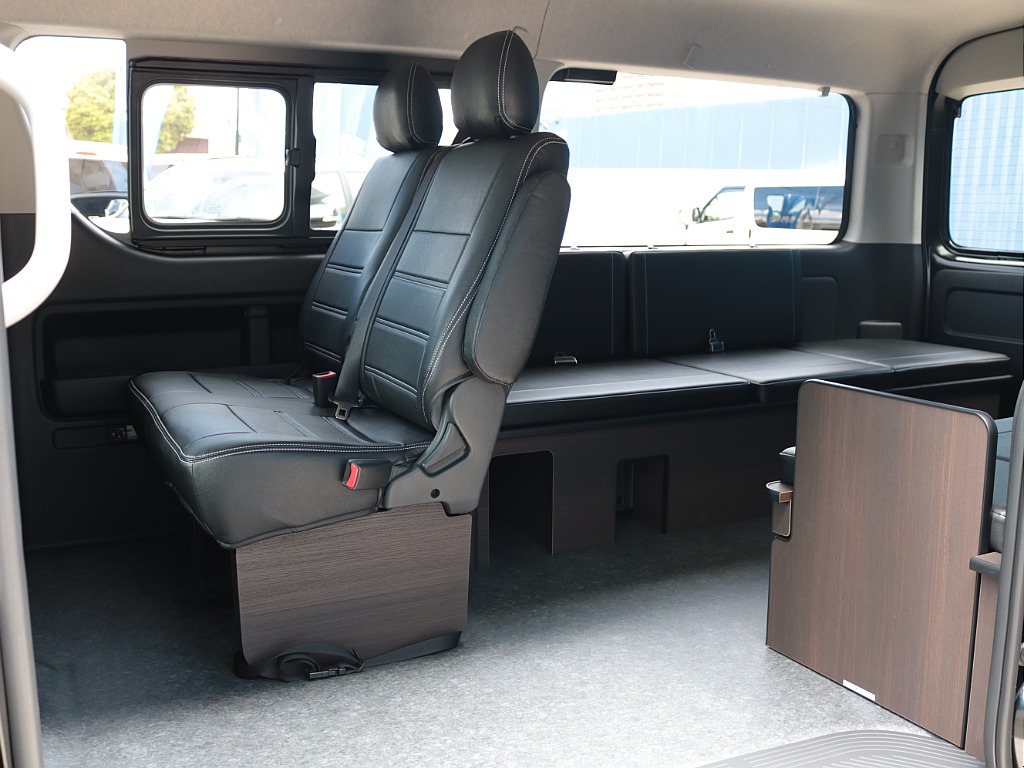 用途に合わせてあらゆるシーンに対応できる機能満載で、8ナンバーキャンピング車での登録が可能なシートアレンジが登場！乗車定員８名、就寝定員３名の設計です！