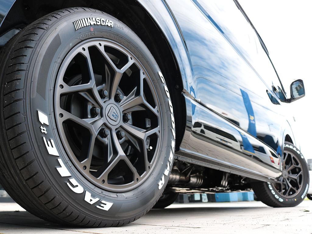 足元にはＦＬＥＸバルベロＨＥＸ１７インチアルミホイール＆グッドイヤーナスカータイヤを装着！