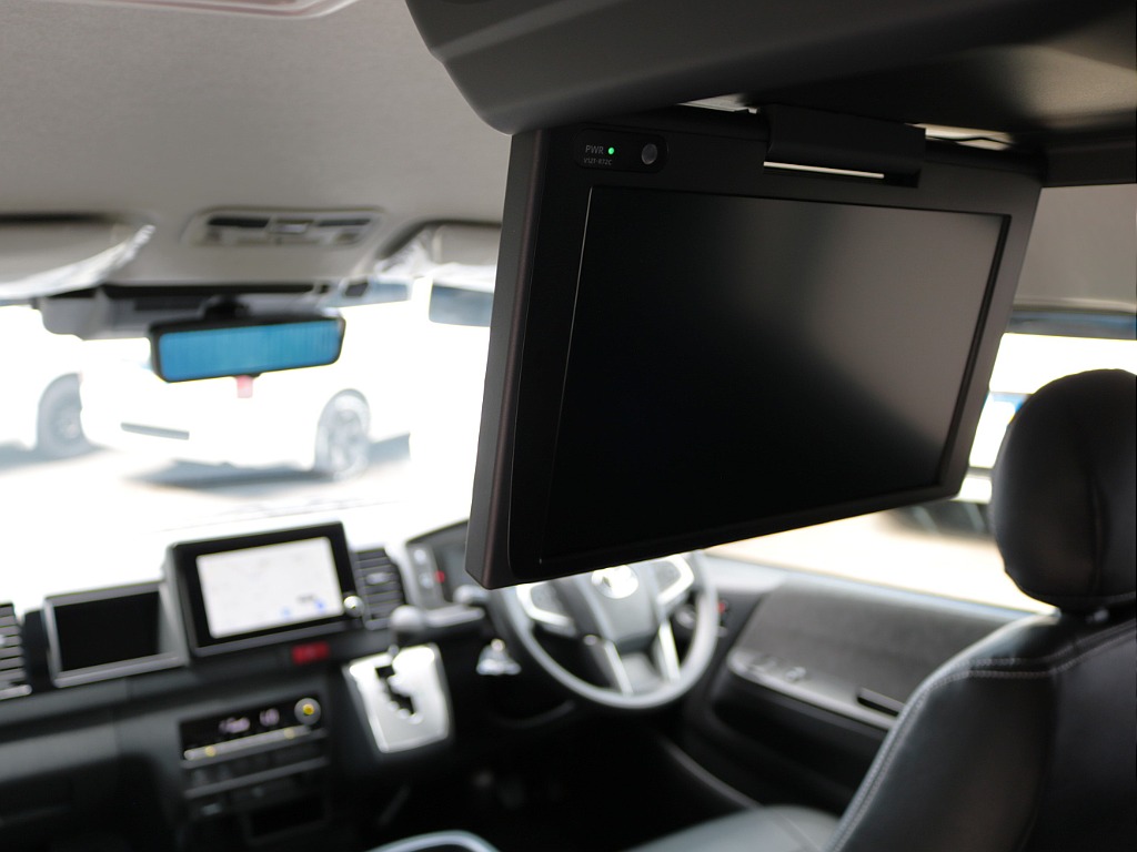 フロントはトヨタ純正ディスプレイオーディオＰｌｕｓ！後席用も純正１２．１インチ大型フリップダウンモニター付き♪長時間のドライブもこれで退屈しませんね♪