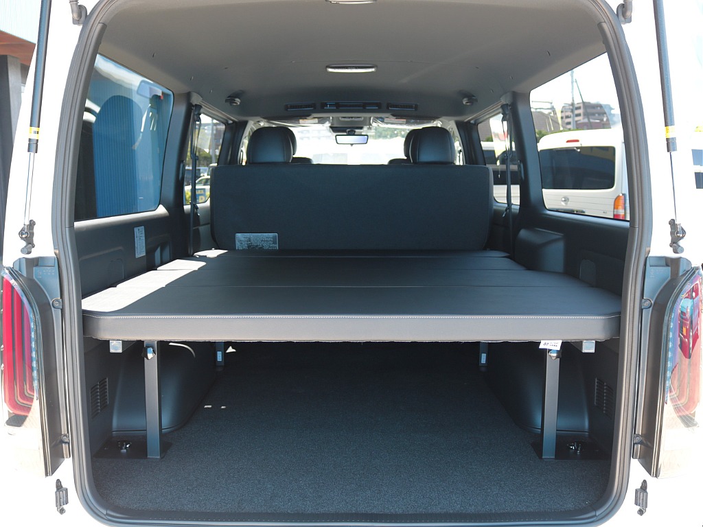 新品のＦＬＥＸベッドキット装着しました！ハイエースならではの広大なラゲッジスペースをご活用ください！