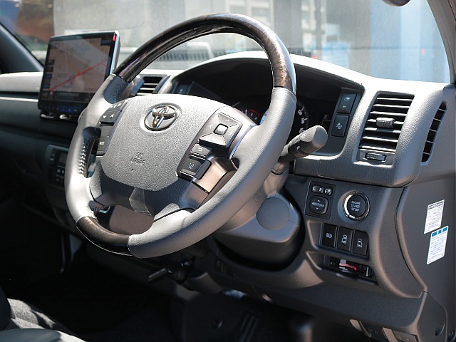 特別装備　マホガニー調黒木目コンビハンドル！各所黒木目マホガニー調加飾＆ダークシルバー加飾！両側パワースライドドアも完備！