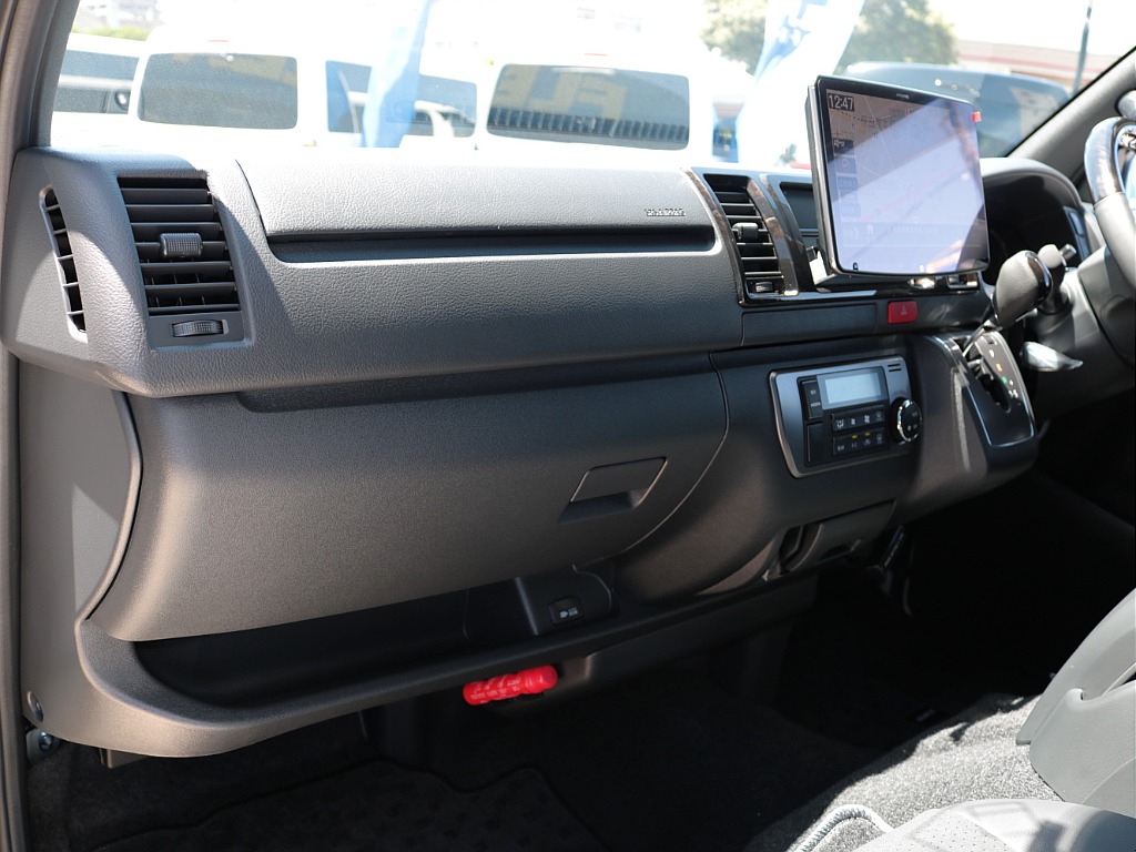 フルセグナビ・ＥＴＣ付き！助手席エアバッグや１００Ｖ電源コンセントも完備しております！