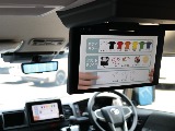 純正１２．１インチ大型フリップダウンモニター付き♪長時間のドライブもこれで退屈しませんね♪