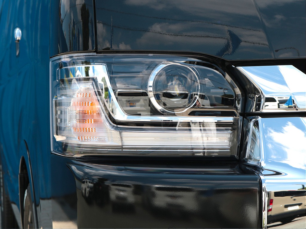 Bi-Beam LEDヘッドランプでシャープな印象に！