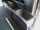 サイドボックスに荷物や小物をすっきり収納！