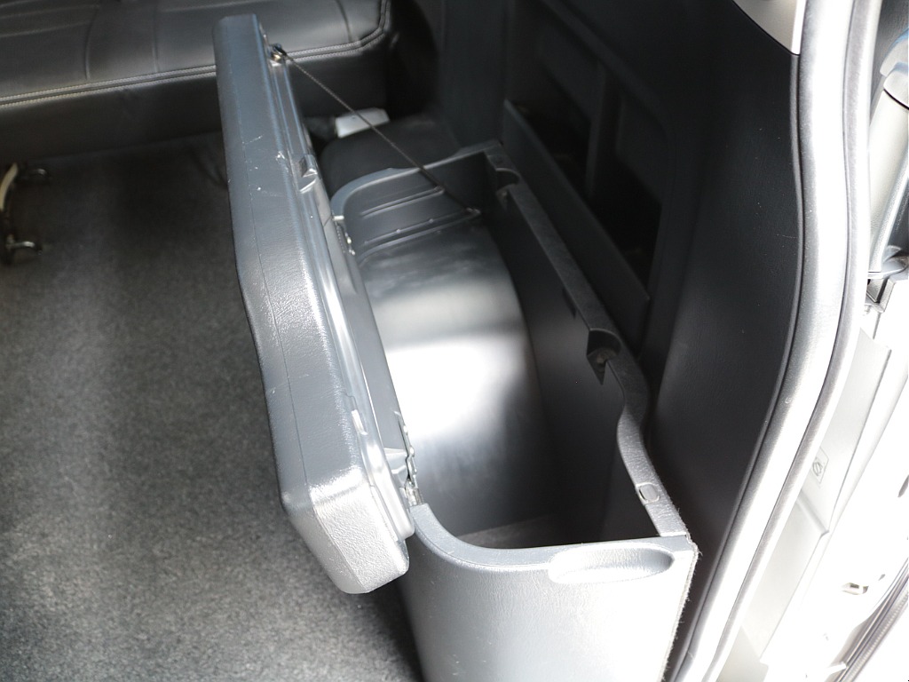 便利な収納スペース付き！車内をすっきり整理できます♪