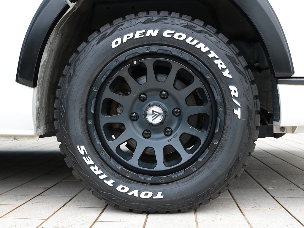 足元はデルタフォース１６インチアルミホイール ＆ＴＯＹＯオープンカントリーＲＴタイヤでスタイリッシュに☆彡