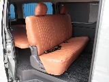 クラシックな生地が車内を温かみのある雰囲気に仕上げます♪
