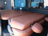 クラシックな生地が車内を温かみのある雰囲気に仕上げます♪