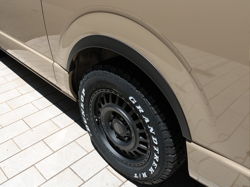 マットブラックオーバーフェンダーで車高を下げたかのようなスタイリッシュな見た目を実現します☆彡