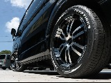 足元はトーヨーＨ３０タイヤ＆ＦＬＥＸデルフ０２/１８インチアルミホイールでスタイリッシュに☆彡