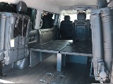 後部座席を跳ね上げると荷室も広く使えます！