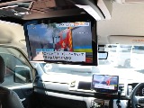 アルパイン１２．８インチフリップダウンモニターを装備！遠出でも退屈しません♪