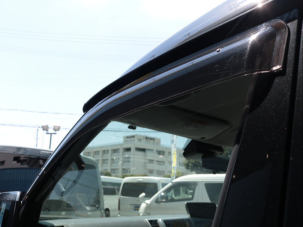 サイドバイザー付きで雨の侵入を防ぎながら車内を換気できます♪
