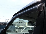 サイドバイザー付きで雨の侵入を防ぎながら車内を換気できます♪