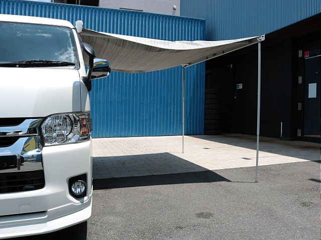 専用のロッドを回すだけで日よけ・雨除けスペースが完成(^^♪