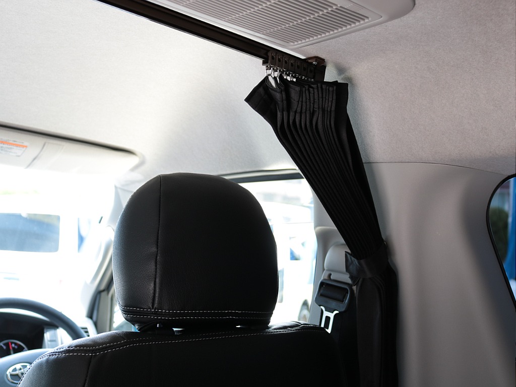 センター間仕切りカーテンで大きな車内空間をより使いやすく?