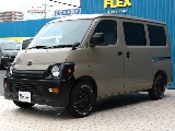 丸目のヘッドライトを基調に構成した愛らしいフロントフェイス♪